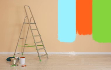 Duvarın yanındaki odada dekoratörün eşyaları kısmen farklı tonlarda boyanmış. İç kısım için renk seçiliyor