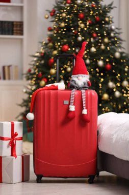 Noel tatili. İçinde Noel Baba şapkası, cüce ve hediye kutuları olan çanta.