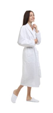 Beyaz arka planda bornoz giyen güzel bir kadın.