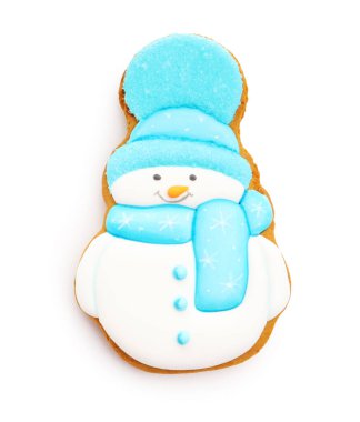 Beyaz manzaralı, kardan adam şeklinde zencefilli kurabiye. Noel hediyesi