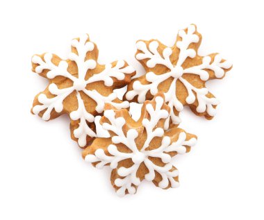 Beyaza izole edilmiş kar taneleri şeklinde zencefilli kurabiyeler. Noel hediyesi