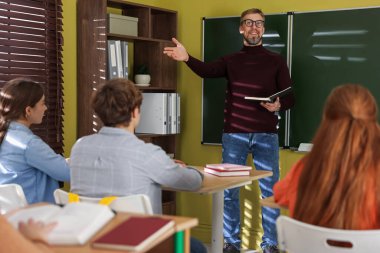 Sınıfta ders sırasında öğretmen ve öğrenciler