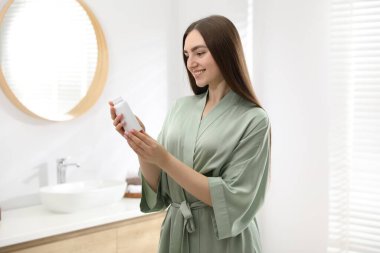 Evde pudra gibi pudra kullanan bir kadın.