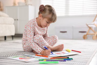 Evinde keçeli kalemle çizen sevimli küçük kız, mesaj için yer var.