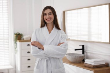 Banyoda beyaz bornoz giyen güzel bir kadın. Metin için boşluk