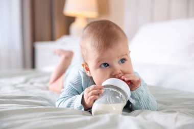 Evde şişeyle beslenen tatlı bir bebek.