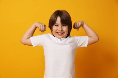 Sarı arka planda sevimli bir çocuğun portresi.