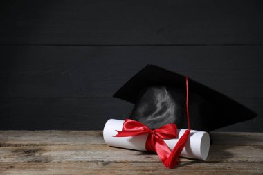 Diploma ve mezuniyet şapkası ahşap masada. Metin için boşluk