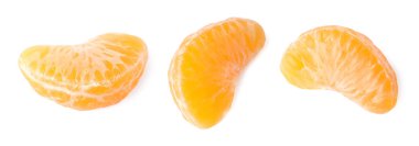 Mandalina segmentleri beyaza izole edilmiş, set. Citrus meyvesi.