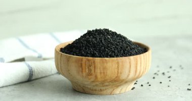 Gri masada aromatik siyah et yiyen kadın, yakın plan.