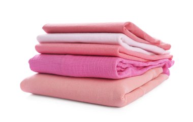 Beyaz üzerine izole edilmiş temiz pembe elbiseler yığını