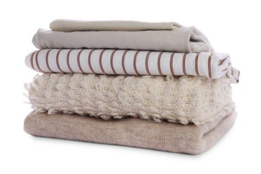 Beyaz üzerine izole edilmiş katlanmış giysi yığını