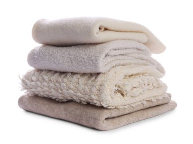 Beyaz üzerine izole edilmiş katlanmış giysi yığını