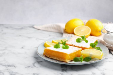 Lezzetli limonlu pudra şekeri, nane ve taze meyveli beyaz mermer masa, yakın plan. Metin için boşluk
