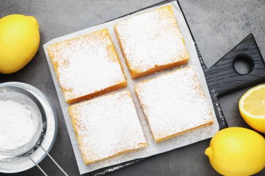 Lezzetli limonlu pudra şekeri ve gri masada taze meyveler.