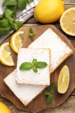 Nane ve taze meyveli lezzetli limonlu gofretler ahşap masada, düz uzanmış.
