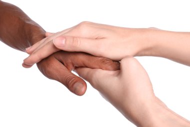 Beyaz arka planda bir kadınla el ele tutuşan Afro-Amerikalı adam, yakın plan.