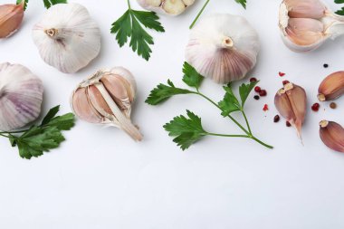 Sarımsak, biber ve maydanoz beyaz masada, düz yerde. Metin için boşluk