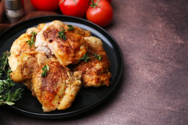 Lezzetli, kekik ve domatesli tavuk budu, yakın plan. Metin için boşluk