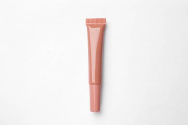 Beyaz arkaplanda güzel çıplak dudak parlatıcısı, üst görünüm