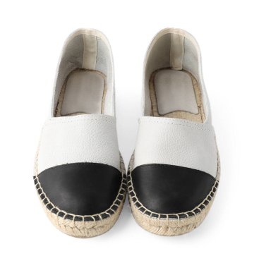 Beyaza izole edilmiş bir çift şık espadrille ayakkabısı.