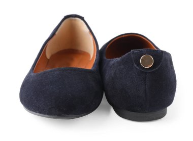 Bir çift şık siyah ayakkabı beyaza izole edilmiş.