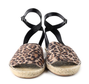 Beyaz leopar desenli şık ayakkabılar.