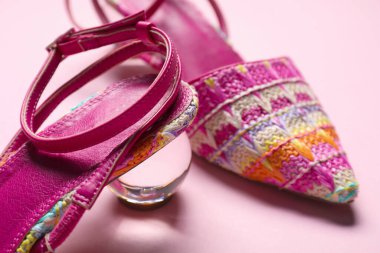 Pembe arka planda şık ayakkabılar, yakın plan.