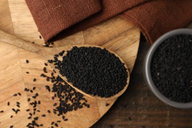 Kasede ve kaşıkta ahşap masa, üst manzara.