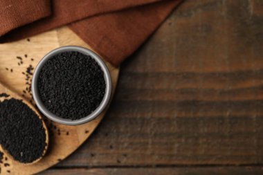 Kasede ve tahta masada kaşık halinde koyu siyah bir oyma, üst manzara. Metin için boşluk