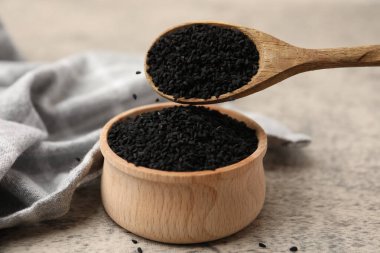 Gri masada aromatik siyah karanfil taşıyorum. Yakın plan.