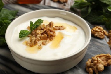 Ballı, fındıklı ve naneli Yunan yoğurdu, yakın plan.