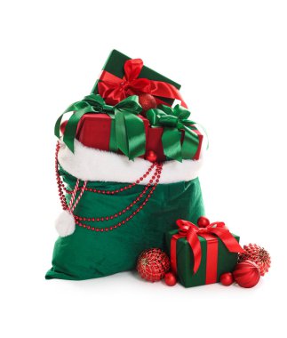 Noel Baba çantası hediye kutuları ve Noel mücevherleri beyaza izole edilmiş