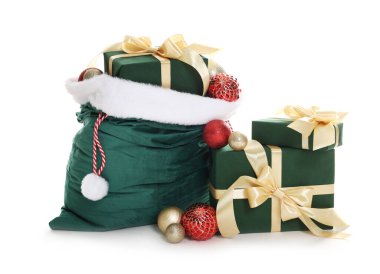 Noel Baba çantası hediye kutuları ve Noel mücevherleri beyaza izole edilmiş