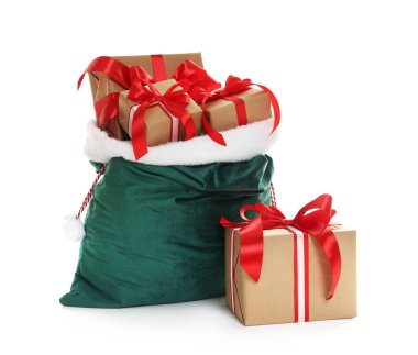 Noel Baba çantası, Noel hediyeleri beyaza izole edilmiş.