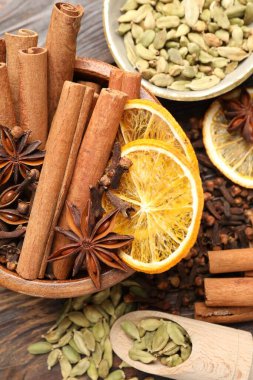 Farklı baharatlar ve kuru portakal dilimleri. Masada sıcak şarap için.