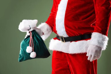 Gri arka planda çuvalı olan Noel Baba, yakın plan. Mutlu Noeller ve mutlu yıllar.