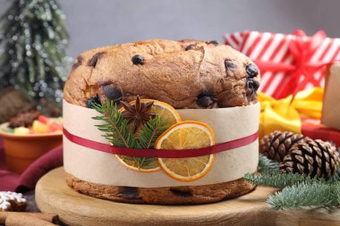 Baharatlı panettone keki, şekerli meyveler ve Noel süsü, yakın plan.