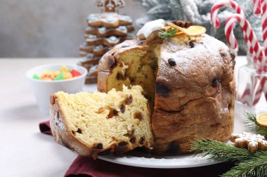 Lezzetli noel panettone pastası pudra şekeri ve beyaz masa üzerinde şenlikli dekor, yakın plan.