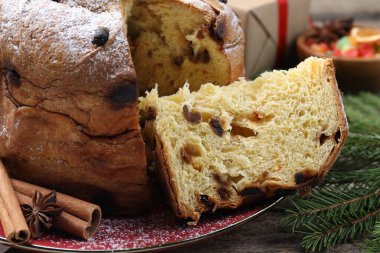 Lezzetli noel pastası pudra şekeri ve ahşap masada şenlikli dekor, yakın plan.