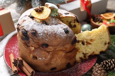 Lezzetli Noel panettonlu pasta, pudra şekeri ve şenlikli dekor, yakın plan.