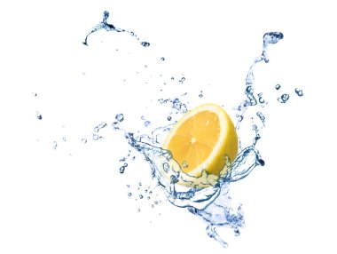 Beyaz arka planda taze limon ve su sıçraması