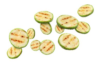 Izgara kabak parçaları beyaz arka planda havada uçuşuyor.