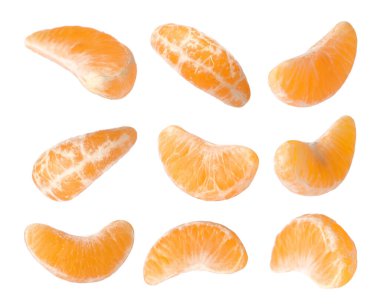 Mandalina segmentleri beyaza izole edilmiş, set. Citrus meyvesi.