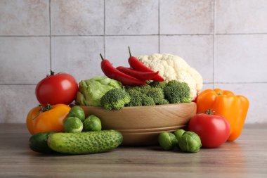 Tahta masada farklı taze taze sebzeler.