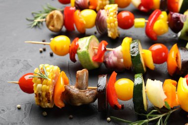 Siyah masada lezzetli ızgara sebzeli şişler, yakın plan.