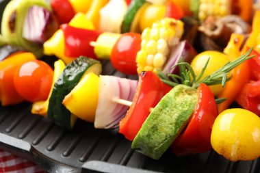 Lezzetli sebzeli ızgara tavası, yakın plan.