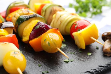 Lezzetli ızgara sebzeli şişler masada, yakın plan.