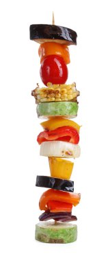 Beyaz üzerine izole edilmiş lezzetli ızgara sebzelerle dolu bir şiş.