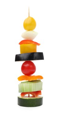 Beyaz üzerine izole edilmiş lezzetli ızgara sebzelerle dolu bir şiş.